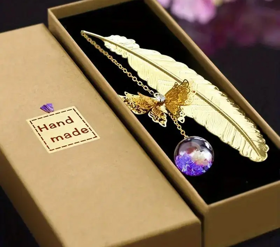 Златен книгоразделител с пеперуда