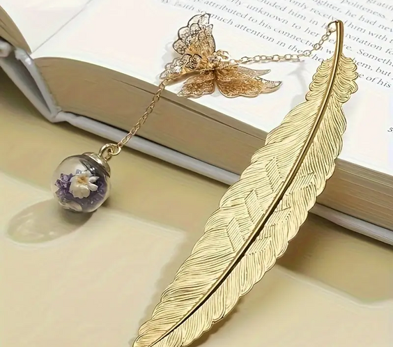 Златен книгоразделител с пеперуда