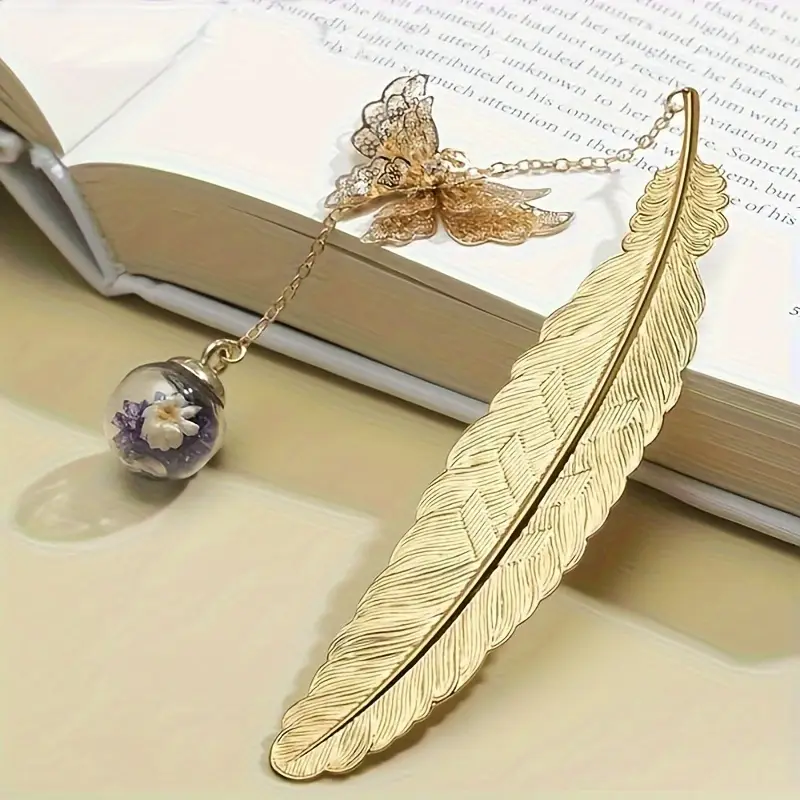 Златен книгоразделител с пеперуда