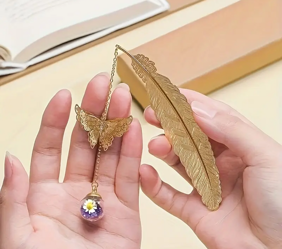 Златен книгоразделител с пеперуда