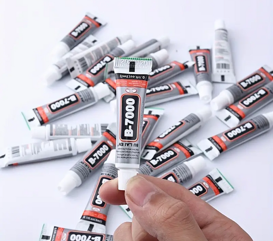 Лепило за твоите мини светове – здраво, чисто и надеждно🧴